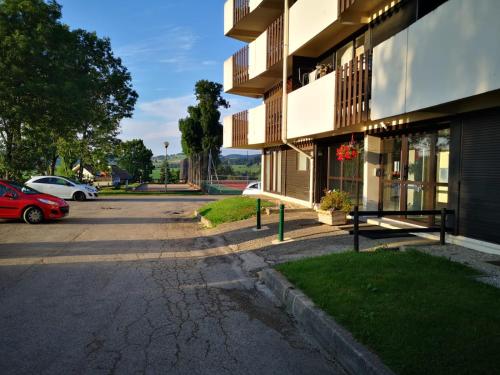 an empty parking lot in front of a building at Trés bel appartement au pied des pistes in Métabief