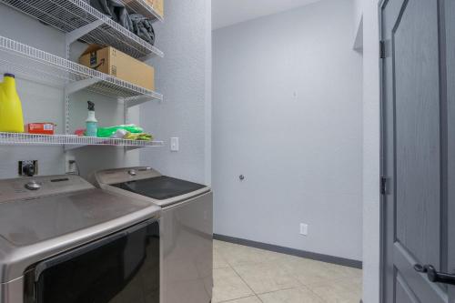 Una cocina o cocineta en Cypress Cove Castle