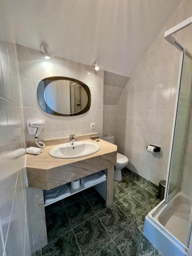 Ένα μπάνιο στο Le Clos du Roc