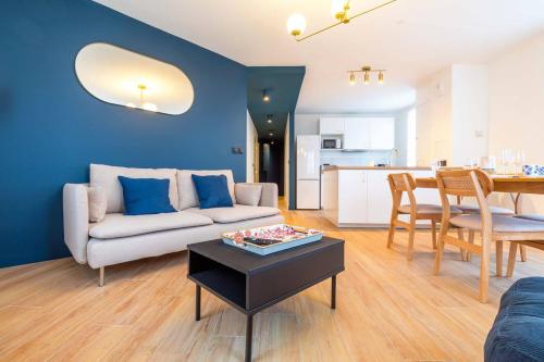 un salon avec un canapé et une table dans l'établissement Le Diderot, à Dijon