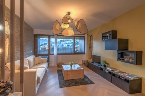 un salon avec un canapé et une table dans l'établissement Appartement Alpestre - Welkeys, à Combloux