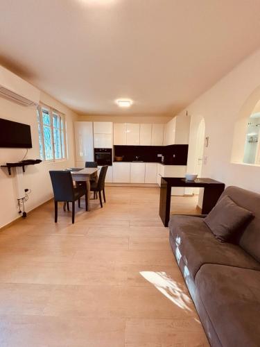 un grand salon avec un canapé et une table dans l'établissement Agréable 2 pièces avec terrasse et jardin, à Cannes