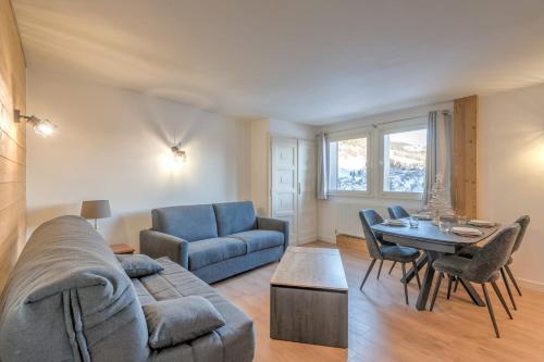 un soggiorno con un divano e un tavolo di Appartement Cimes Étoilées - Welkeys a Megève