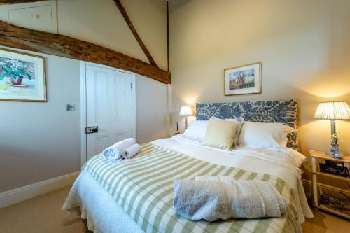 ein Schlafzimmer mit einem Bett, auf dem ein Teddybär liegt in der Unterkunft The Garden Cottage in Craven Arms