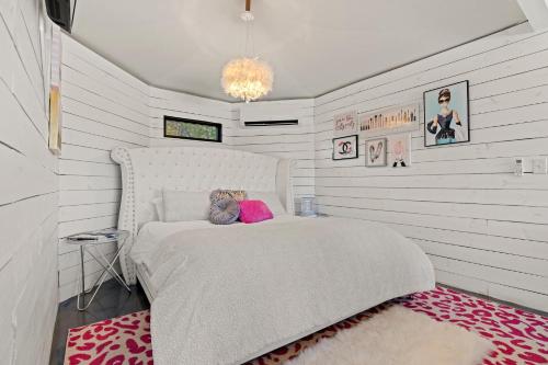 FischerThe Palace at Mystic Hills Ranch的一间卧室，床上有一只毛绒玩具