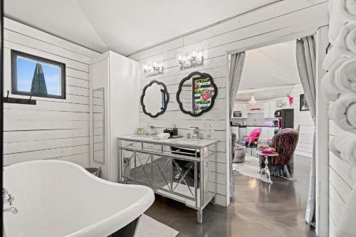 FischerThe Palace at Mystic Hills Ranch的浴室设有水槽和墙上的镜子