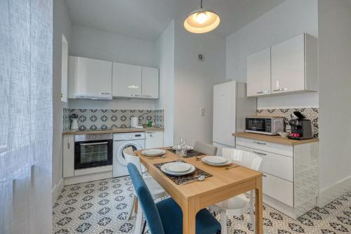 - une cuisine avec une table et des chaises en bois dans l'établissement Le Marx - Cours Berriat, à Grenoble