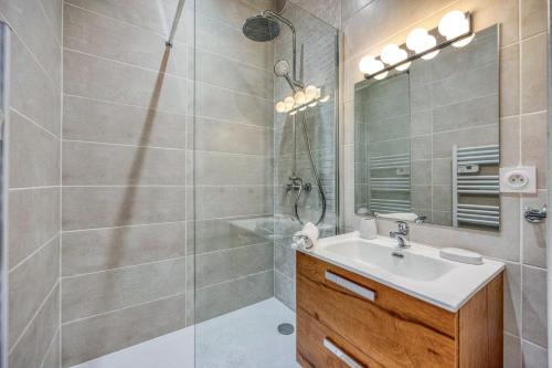 une salle de bain avec un lavabo et une douche dans l'établissement Le Marx - Cours Berriat, à Grenoble