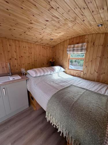 Ένα ή περισσότερα κρεβάτια σε δωμάτιο στο Shepherds Hut with Hot Tub