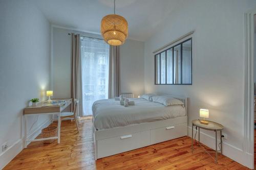 une chambre avec un lit, un bureau et une fenêtre dans l'établissement Le Marx - Cours Berriat, à Grenoble