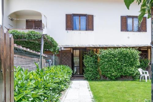 a house with a garden in front of it at Oasi del Mugello in Londa