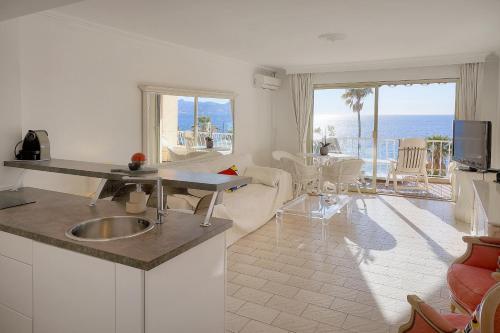 une cuisine et un salon avec vue sur l'océan dans l'établissement Sab -Terrasse front de mer - VCA, à Cannes
