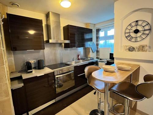 une cuisine avec une table et quelques chaises dans l'établissement Hippodrome, plages, parking privé, climatisation, à Cagnes-sur-Mer