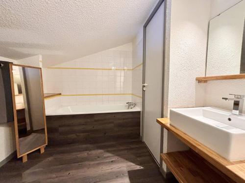 une salle de bain avec une baignoire et un lavabo dans l'établissement Appartement cosy 2 pièces, 6 pers, La Plagne - FR-1-353-152, à La Plagne Tarentaise