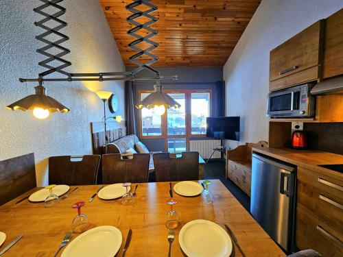 une cuisine et une salle à manger avec une table et des chaises dans l'établissement Appartement cosy 2 pièces, 6 pers, La Plagne - FR-1-353-152, à La Plagne Tarentaise