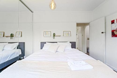 Postel nebo postele na pokoji v ubytování Geelong Oasis spacious nest