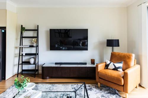 TV a/nebo společenská místnost v ubytování Harvey a Stylish and Spacious Retreat in a Prime Location