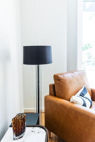Posezení v ubytování Harvey a Stylish and Spacious Retreat in a Prime Location