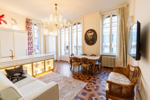 a living room with a couch and a table at Relais La Torre in Verona