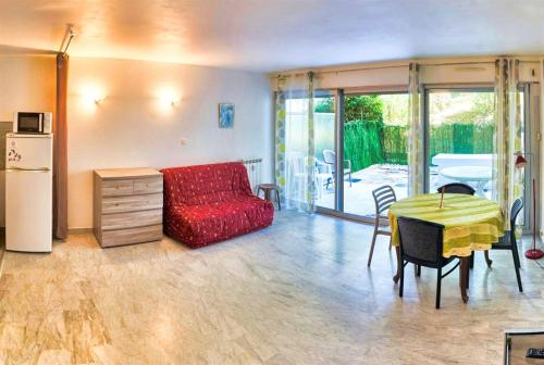 un salon avec un canapé rouge et une table dans l'établissement Ref TANIT by Palmes dProperties, à Juan-les-Pins