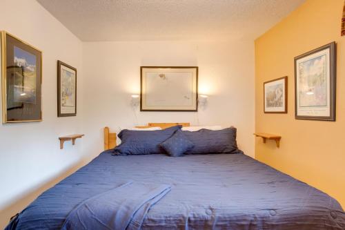 Giường trong phòng chung tại Pool and 3 Hot Tubs Winter Park Condo on Bus Line