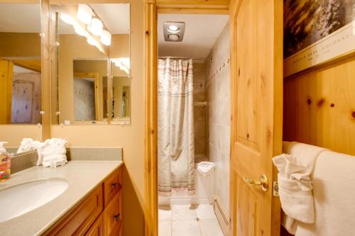 Phòng tắm tại Pool and 3 Hot Tubs Winter Park Condo on Bus Line