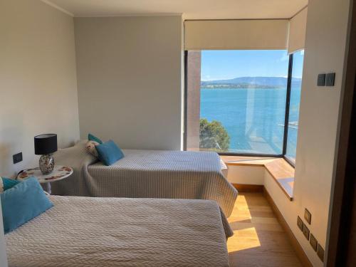 Zimmer mit 2 Betten und Meerblick in der Unterkunft Departamento Nuevo en Condominio La Puntilla Villarrica in Villarrica