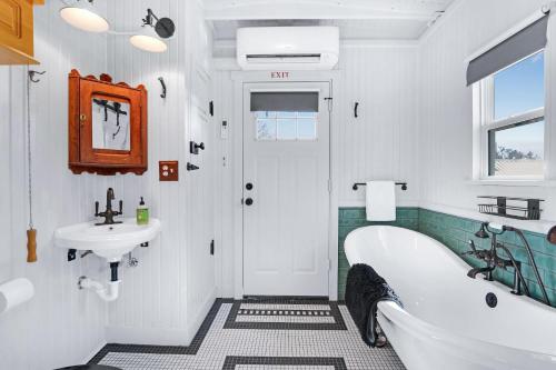 Ein Bett oder Betten in einem Zimmer der Unterkunft Caboose on the Square