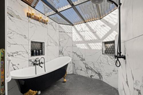 a bathroom with a tub and a glass ceiling at Mystic Hills Ranch in Fischer