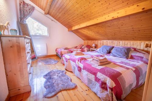 une chambre avec un lit et un plafond en bois dans l'établissement Duplex dans chalet avec superbe vue lac et piscine commune, à Gérardmer