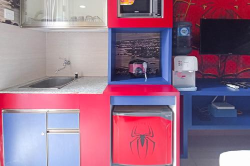 uma cozinha de brinquedo com uma aranha pintada no balcão em Good Deal Studio Apartment at Student Castle Yogyakarta By Travelio em Seturan