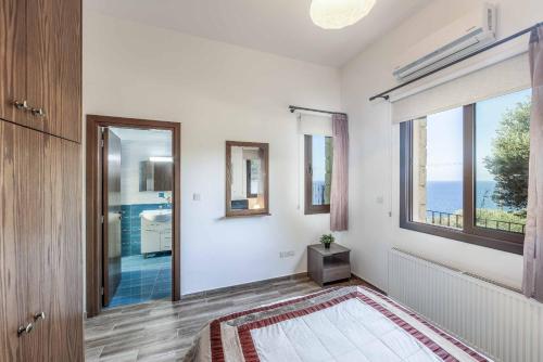 Ένα ή περισσότερα κρεβάτια σε δωμάτιο στο Pomos view