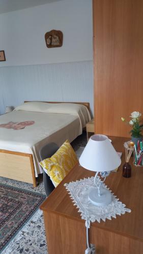 a bedroom with a bed and a table with a lamp at La casetta di Anna in Lanciano