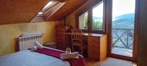a bedroom with a bed and a desk and windows at El jardín secreto in Viso