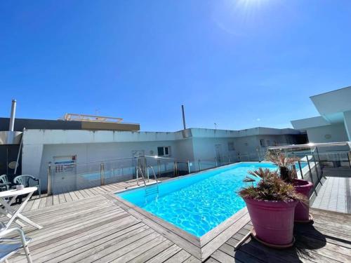une piscine sur le toit d'un immeuble dans l'établissement Terrasse, piscine, clim, proche aéroport et plage, à Saint-Laurent-du-Var