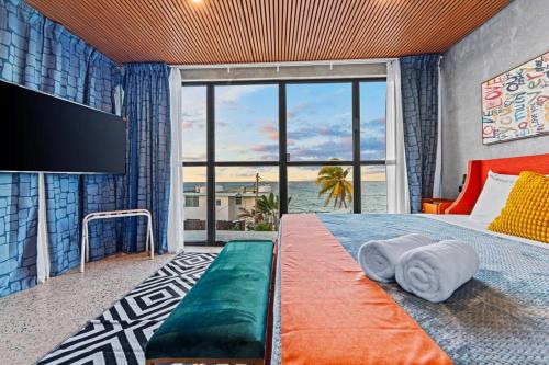 une chambre avec un lit avec vue sur l'océan dans l'établissement Featuring a breathtaking infinity pool and a beach tennis court, à Loiza