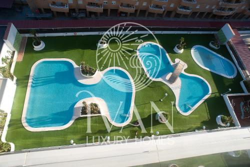 - une vue sur la piscine et ses 2 piscines dans l'établissement Casa Sol Ivan Luxury Homes 10ªPlta Sur 1ªLinea, à Oropesa del Mar