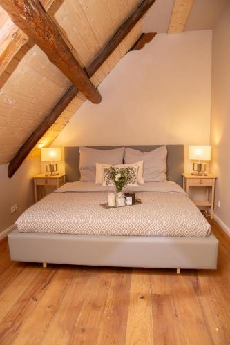 una camera da letto con un grande letto e due lampade di Hotel Landhaus Plus Lüneburg a Lüneburg