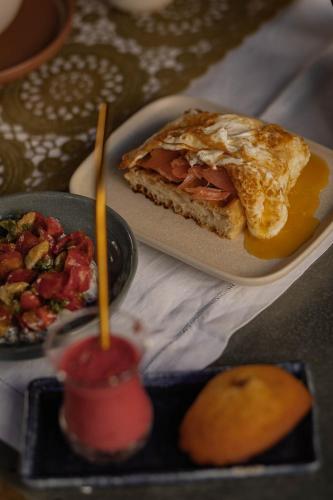 リブルヌにあるLa Maison Mulatoのサンドイッチとフルーツの盛り合わせ