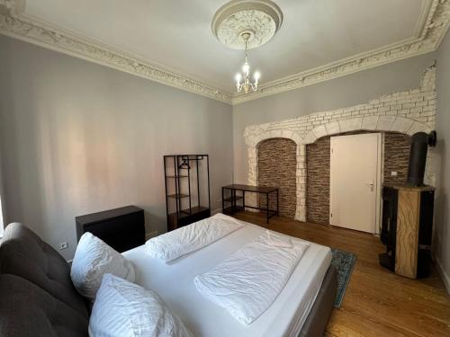 ein Schlafzimmer mit einem großen weißen Bett in einem Zimmer in der Unterkunft Zimmer in Kaiserslautern in Kaiserslautern