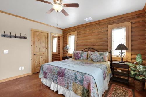 Katil atau katil-katil dalam bilik di Lighthouse Hill Ranch - Log Home