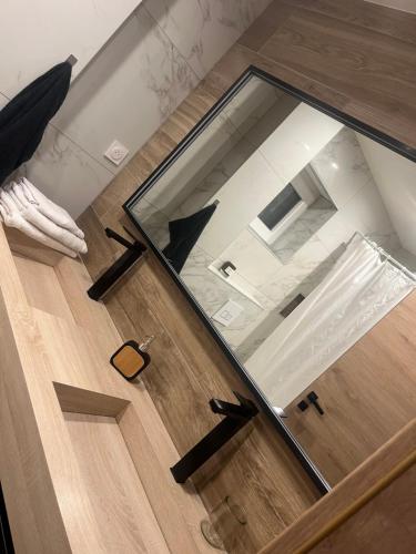 - une grande fenêtre en verre au sol de la chambre dans l'établissement Appartement à Fillinges, à Fillinges