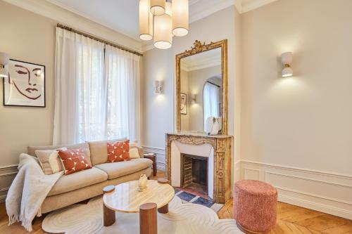 un salon avec un canapé et un miroir dans l'établissement Amazing apartment Saint Germain des Pres with AC by Studio Prestige, à Paris