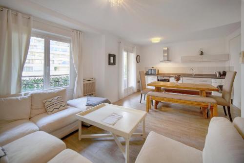 un salon avec un canapé et une table dans l'établissement Moli - 3Pièces - 4Min Mer - Luxe - VCA, à Cannes