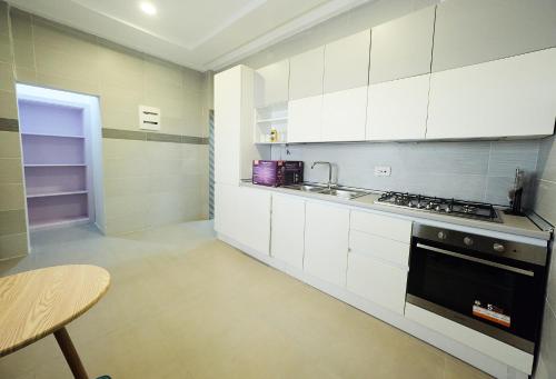 Kuchyň nebo kuchyňský kout v ubytování Kings View Apartment