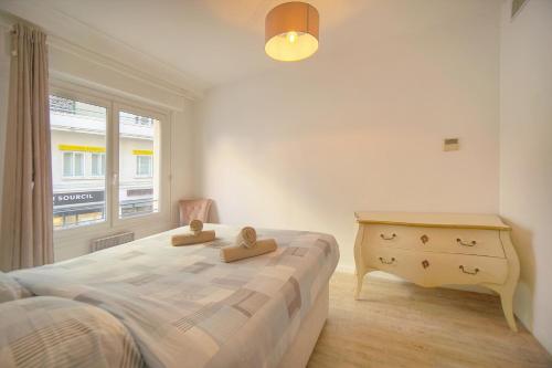 une chambre avec un lit, une commode et une fenêtre dans l'établissement Moli - 3Pièces - 4Min Mer - Luxe - VCA, à Cannes