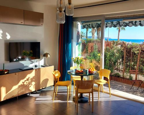 Grand studio avec terrasse à 20 m de la plage