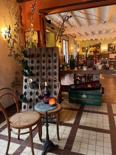 une chambre avec une table, deux chaises et un comptoir dans l'établissement La Chaumière DE L'EAU SAUVAGE, à Villeneuve-sur-Allier