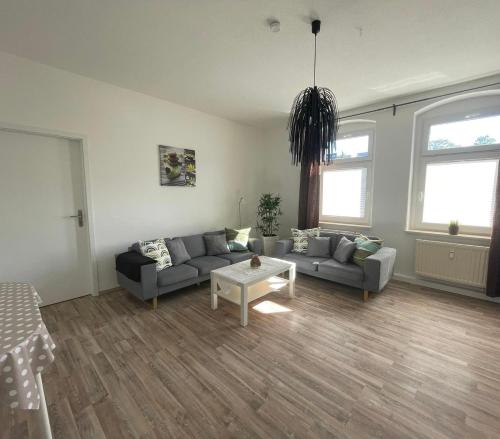 a living room with two couches and a table at Ferienwohnung Dietel in Bad Schlema mit WLAN Terrasse Stellplatz inklusive in Schlema