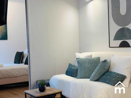 Eiffel Tower by Melvane